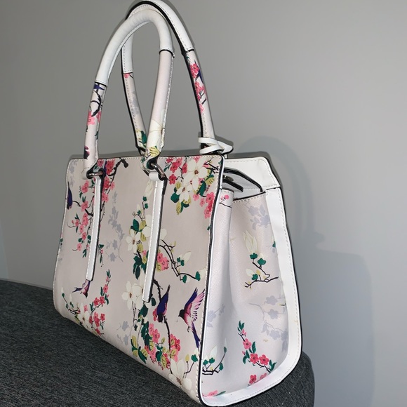 Spring Guess Purse - Picture 4 of 8